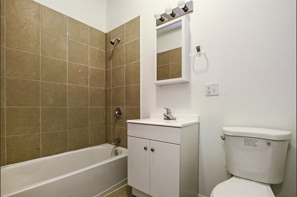Bronzeville Apartments for rent in Chicago | 4820 S Michigan Ave Bathroom